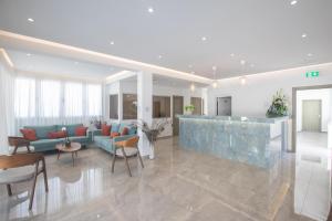 sala de estar con sofá azul y bar en Pavlinia Hotel & Apartments, en Ayia Napa