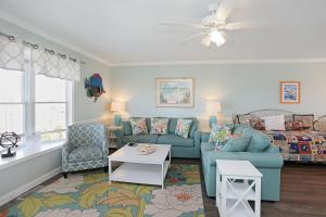Ruang duduk di Sea Cliff D-23 Capture The Cape by Pristine Properties Vacation Rentals