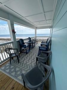 un balcón con sillas y el océano en el fondo en Pelican Roost E by Pristine Properties Vacation Rentals, en Mexico Beach