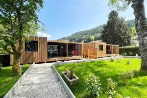 Un jardín fuera de Lodge Loua