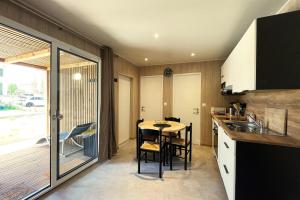 Una cocina o kitchenette en Lodge Loua 4 fotos más