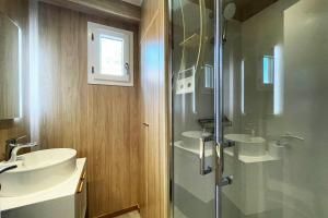 Un baño de Lodge Loua