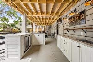 eine Außenküche mit weißen Schränken und einer Holzdecke in der Unterkunft Summer Place in Edisto Island