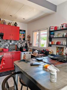 Eldhús eða eldhúskrókur á Appartement près de la plage, un coin paradis !