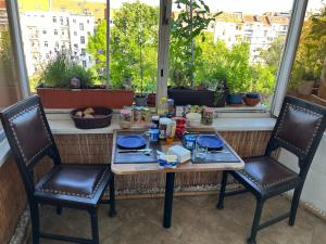 Φαγητό σε αυτό το δωμάτιο σε οικογενειακή κατοικία ή κάπου εκεί κοντά