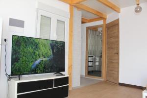 un soggiorno con una grande TV a schermo piatto di Marina Oceano a La Mareta