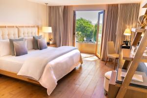 um quarto de hotel com uma cama grande e uma janela em Cartesiano Boutique & Wellness Hotel em Puebla