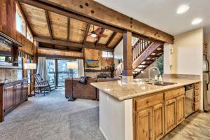 Il comprend une cuisine et un salon avec des plafonds en bois. dans l'établissement Lakeland Village 495 - Stellers Jay’s Nest Hot Tubs Beach, à South Lake Tahoe