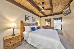 une chambre avec un lit et un ventilateur de plafond dans l'établissement Lakeland Village 495 - Stellers Jay’s Nest Hot Tubs Beach, à South Lake Tahoe 34 autres photos