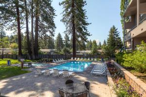 une piscine avec des chaises et une table dans l'établissement Lakeland Village 495 - Stellers Jay’s Nest Hot Tubs Beach, à South Lake Tahoe