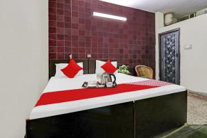 a bed in a room with a red and white blanket at OYO Hotel Lion in New Delhi