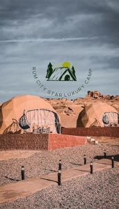 Eine Gruppe von Kuppeln in der Wüste mit einem Schild in der Unterkunft Rum city Star LUXURY Camp in Wadi Rum