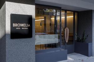Bromelia Hotel Boutique في بوينس آيرس: واجهة مخزن مع علامة على جانب المبنى