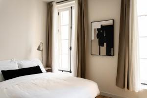 Postelja oz. postelje v sobi nastanitve Maison Place Jacques-Cartier by Luxury In Transit