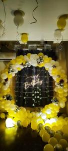 een hart gemaakt van gele en witte ballonnen bij Revive Inn Pondy - Rooms & Villa in Pondicherry