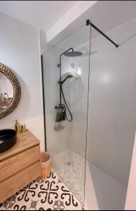 een douche met een glazen deur in de badkamer bij Apartamento Boho Chic in Denia