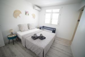 Postel nebo postele na pokoji v ubytování Félix, T2 accès plage Gros-Raisins Sainte-Luce