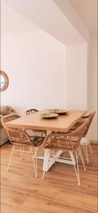 una mesa de comedor con sillas de mimbre en una habitación en Apartamento Boho Chic, en Denia