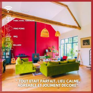 uma sala de estar com um sofá verde e uma parede vermelha em 2 maisons dans parc de 0,7 ha à 1h30 de Paris em Triguères