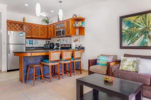 uma cozinha e sala de estar com um sofá e uma mesa em La Paloma Blanca B1 em Jacó