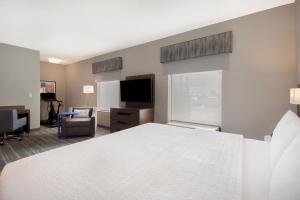 pokój hotelowy z łóżkiem i telewizorem w obiekcie Hampton Inn & Suites Dayton-Vandalia w mieście Murlin Heights