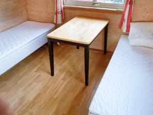 Habitación pequeña con mesa y cama en 4 person holiday home in Selje en Selje