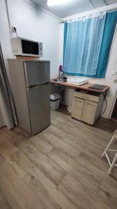 Kuchyň nebo kuchyňský kout v ubytování Studio en rez de jardin