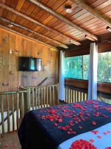 a bedroom with a table with flowers on it at Pouso bom retiro in Paraty