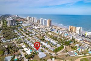 una vista aérea de una ciudad con un marcador rojo en Walk to Beach, Heated Pool, Dog-Friendly, Firepit, en Daytona Beach