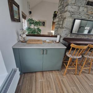 Kuchyň nebo kuchyňský kout v ubytování Coastal Charm Cottage