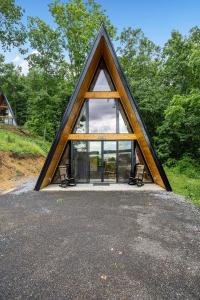 uma casa com um telhado triangular com duas cadeiras em Relaxing Getaway Earth Cabin em Newport