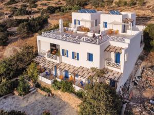 una vista aérea de una casa blanca con ventanas azules en Korali apartments en Galissas