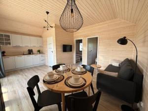 una sala de estar con una mesa y un sofá en Głębia Bałtyku, en Bobolin