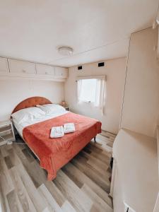 Giường trong phòng chung tại Domki Parkowy