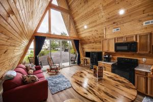 uma cozinha e sala de estar com tecto em madeira em Relaxing Getaway Earth Cabin em Newport