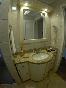 格拉馬杜的住宿－塞拉山谷客棧，一间带水槽和镜子的浴室