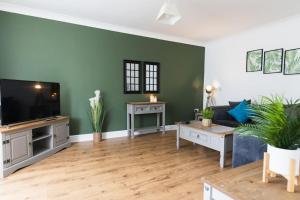 TV a/nebo společenská místnost v ubytování Spacious 5 bed house with free private parking, Bedlington, Northumberland