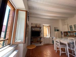 A kitchen or kitchenette at LA CONCHIGLIA - Sirolo Suite
