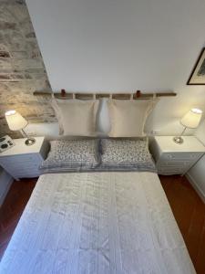 A bed or beds in a room at LA CONCHIGLIA - Sirolo Suite