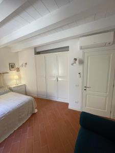 A bed or beds in a room at LA CONCHIGLIA - Sirolo Suite