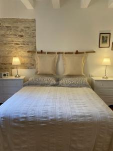 A bed or beds in a room at LA CONCHIGLIA - Sirolo Suite