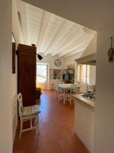 A kitchen or kitchenette at LA CONCHIGLIA - Sirolo Suite