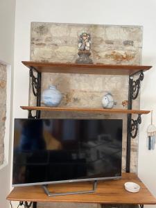 A television and/or entertainment centre at LA CONCHIGLIA - Sirolo Suite