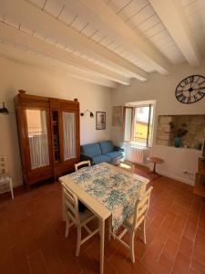 A seating area at LA CONCHIGLIA - Sirolo Suite