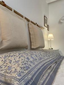 ein Schlafzimmer mit einem Bett mit Kissen und einer Lampe in der Unterkunft La Cialdina - La CONCHIGLIA Sirolo Apartment in Sirolo