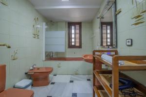 łazienka z toaletą, umywalką i wanną w obiekcie Casa con patio María Auxiliadora w Kordobie