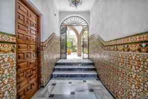 een ingang van een huis met mozaïeken op de muren bij Casa con patio María Auxiliadora in Córdoba +39 foto's