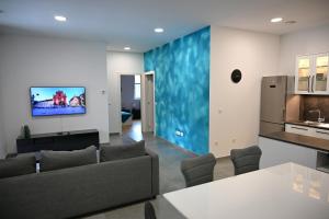 TV at/o entertainment center sa Argo Apartments
