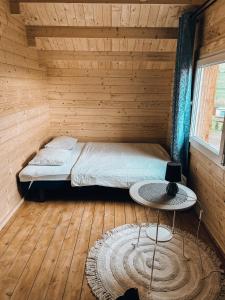 um quarto com uma cama num chalé de madeira em Parkowy Kudowa em Kudowa-Zdrój