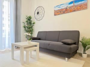 ein Wohnzimmer mit einem Sofa und einem Tisch in der Unterkunft Villa Laura Relais in Bologna